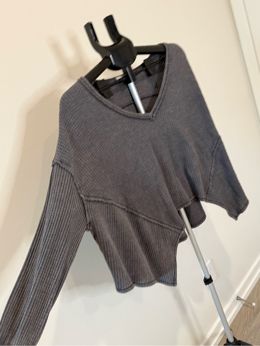 Free People We The Free Charcoal Gray Waffle Knit Oversized V-Neck Top XS - Picture 3 of 9